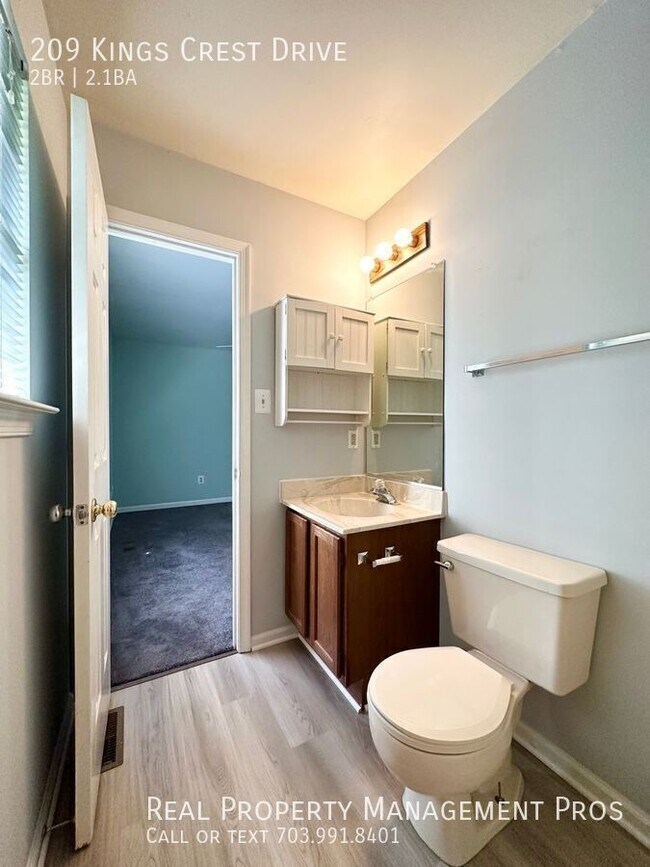 Building Photo - 209 Kings Crest Dr
