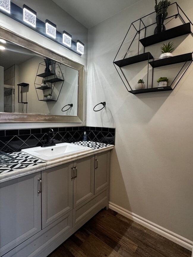 Building Photo - 501 Oak Ave