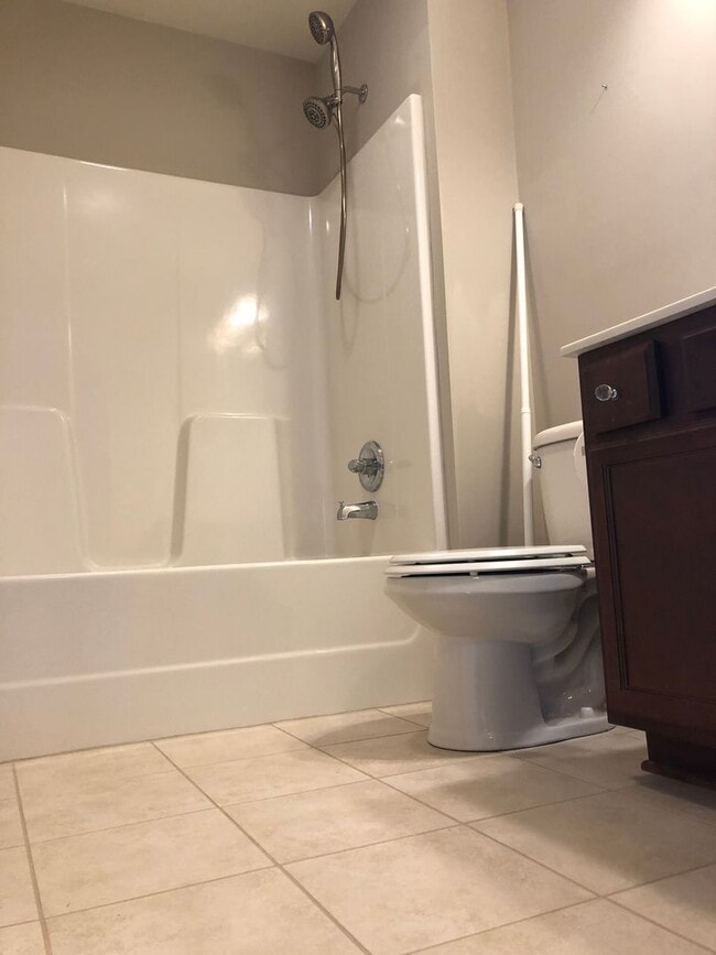 Building Photo - Stunning 3 bedroom, 2 1/2 bath 2 story home