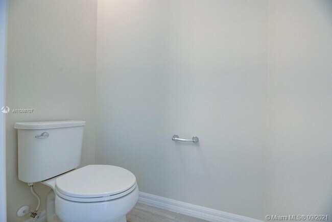 Building Photo - 1585 Evergreen Terrace