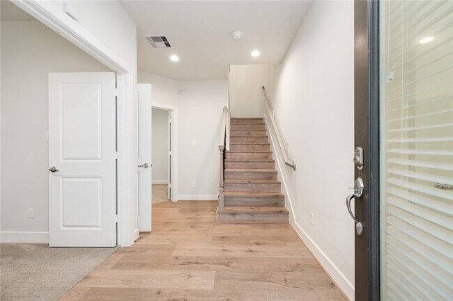 Building Photo - 147 Knightsbridge Park Ln