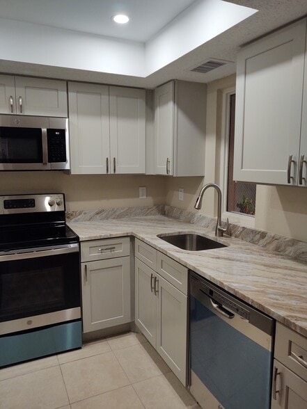 granite countertops - 1524 SE Royal Green Cir