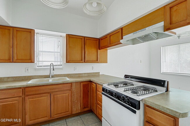 Building Photo - 3229 E Glen Dr