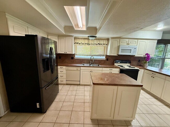 Building Photo - 9407 Pinole Ln