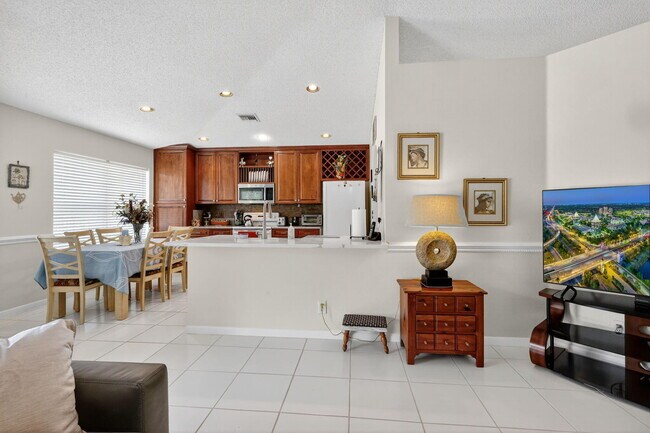 Building Photo - 1520 S Club Dr
