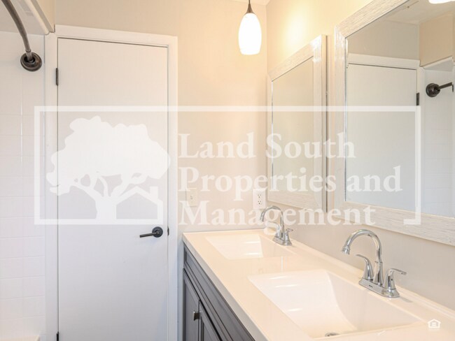 Building Photo - 2190 Belaire Dr