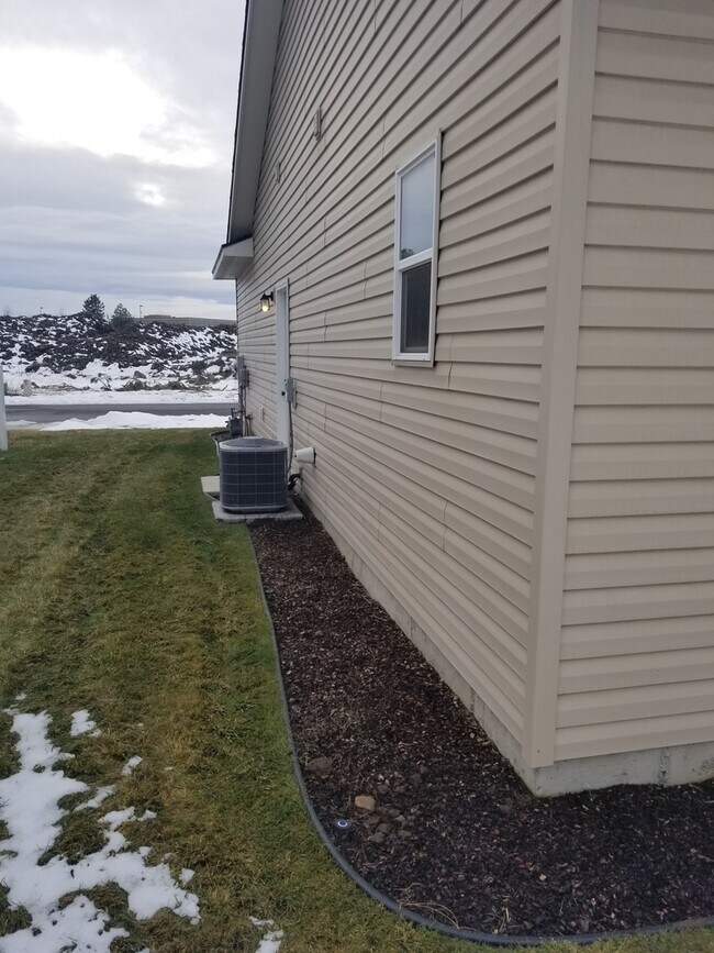 Building Photo - Beautiful Single-Level Living in a Desirable Spokane Community - New pictures coming soon!