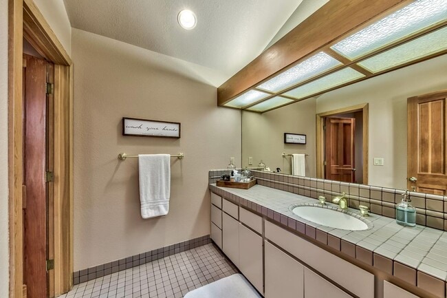 Building Photo - Perfect Location