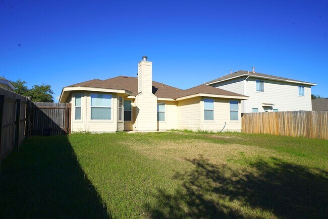 Building Photo - Beautifully Renovated Home Now Available in Converse.  Realtor Commission: $500