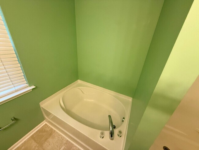 Building Photo - Beautiful private home!!
