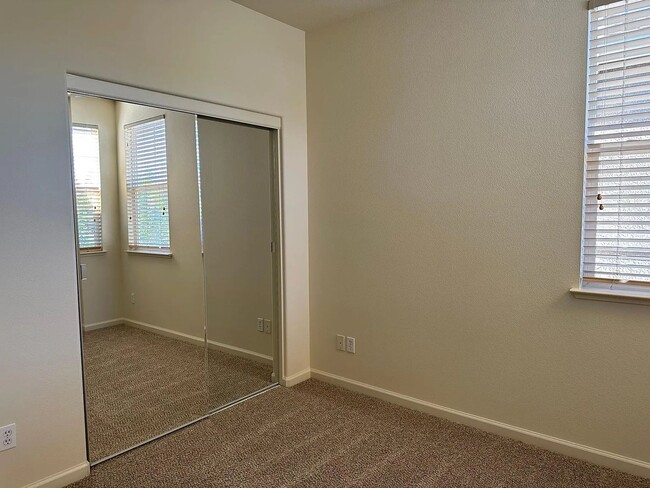 Building Photo - 3BR/2.5BA Oak Commons Home w/ Backyard & C...