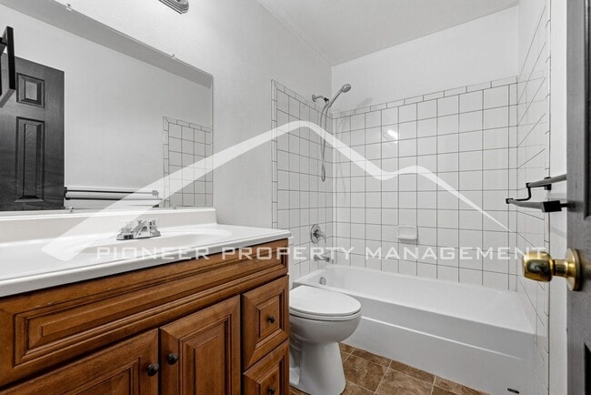 Building Photo - Charming 1/2 Duplex with Washer/Dryer!