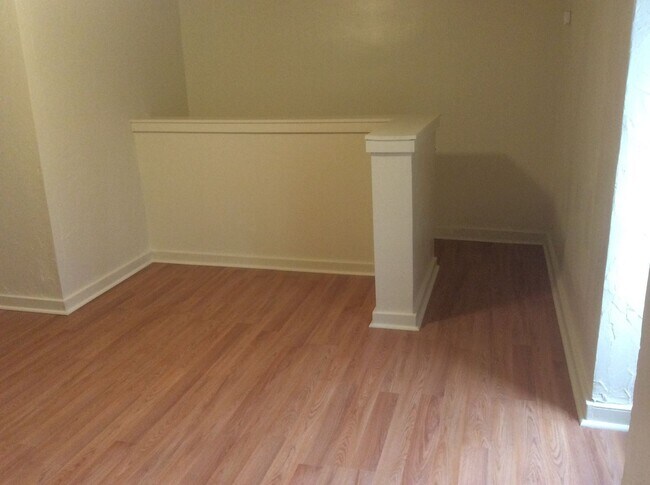Building Photo - Renovated and Spacious 4 Bedroom 1.5 Bath ...