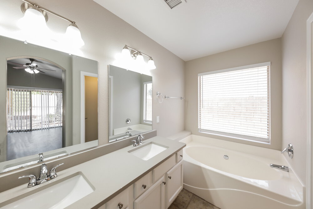 Building Photo - 7418 W Lone Cactus Dr