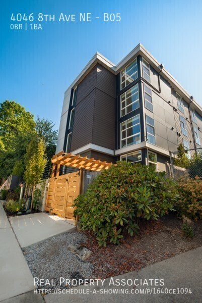 Building Photo - 4046 8th Ave NE