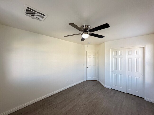 Building Photo - DECATUR & BLUE DIAMOND