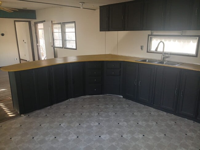 Building Photo - 11 Camelot Dr