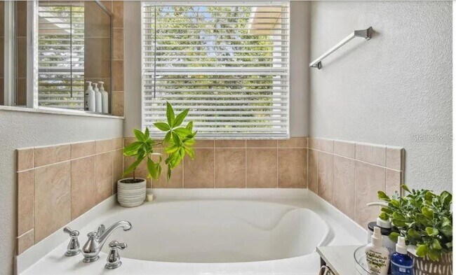 Building Photo - 2403 Hassonite St