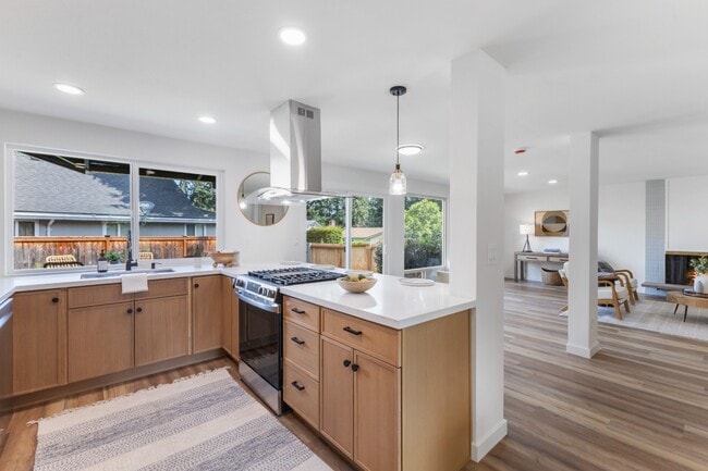 Building Photo - Fully Remodeled 4BR Rambler in Private Federal Way Community