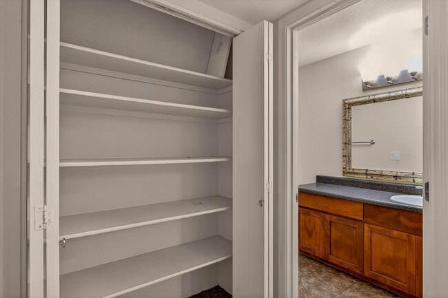 Building Photo - Move-In Ready 2-Bed Condo in The Arbors