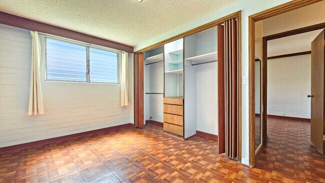 Building Photo - 3 bed/1 bath/2 parking downstairs apartment in Manoa Home