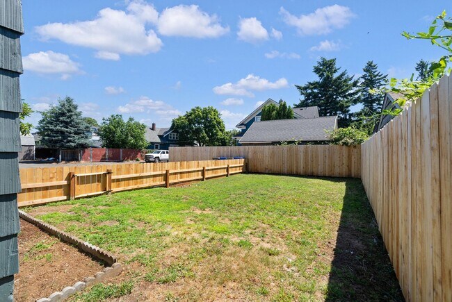 Building Photo - Spacious 4-Bed Home w/ Finished Basement & Fenced Yard – Lents Neighborhood