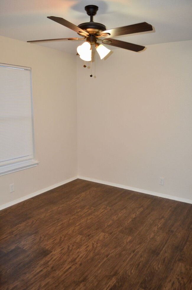 Building Photo - Beautiful remodeled 4 bedroom 2.5 ready to...