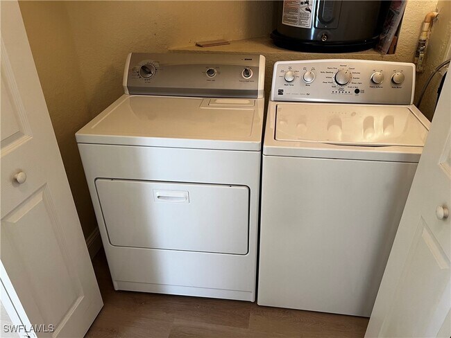 Building Photo - 6918 Satinleaf Rd N