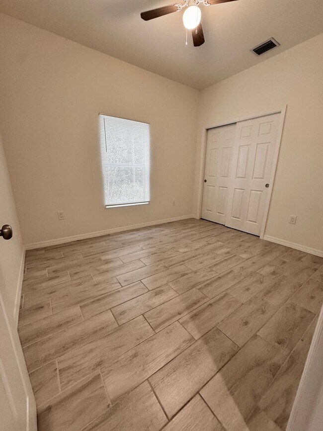 Building Photo - Spacious 3 Bed 2 Bath Duplex in Lehigh Acres