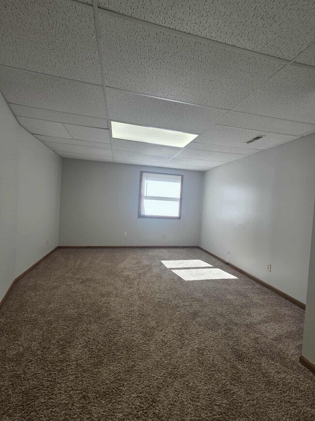 Building Photo - Large town house for rent!