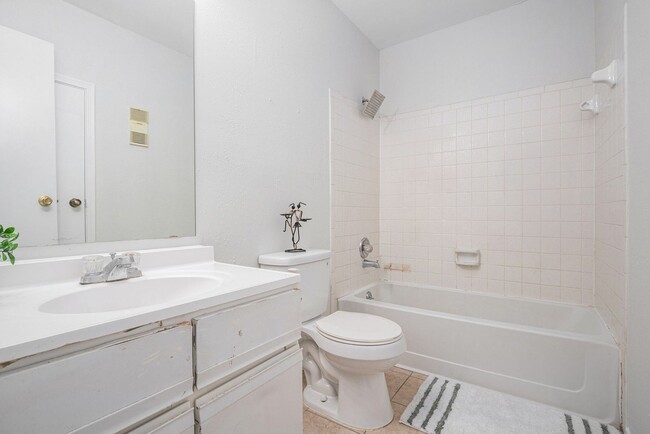 Building Photo - Excellent location under $1500!