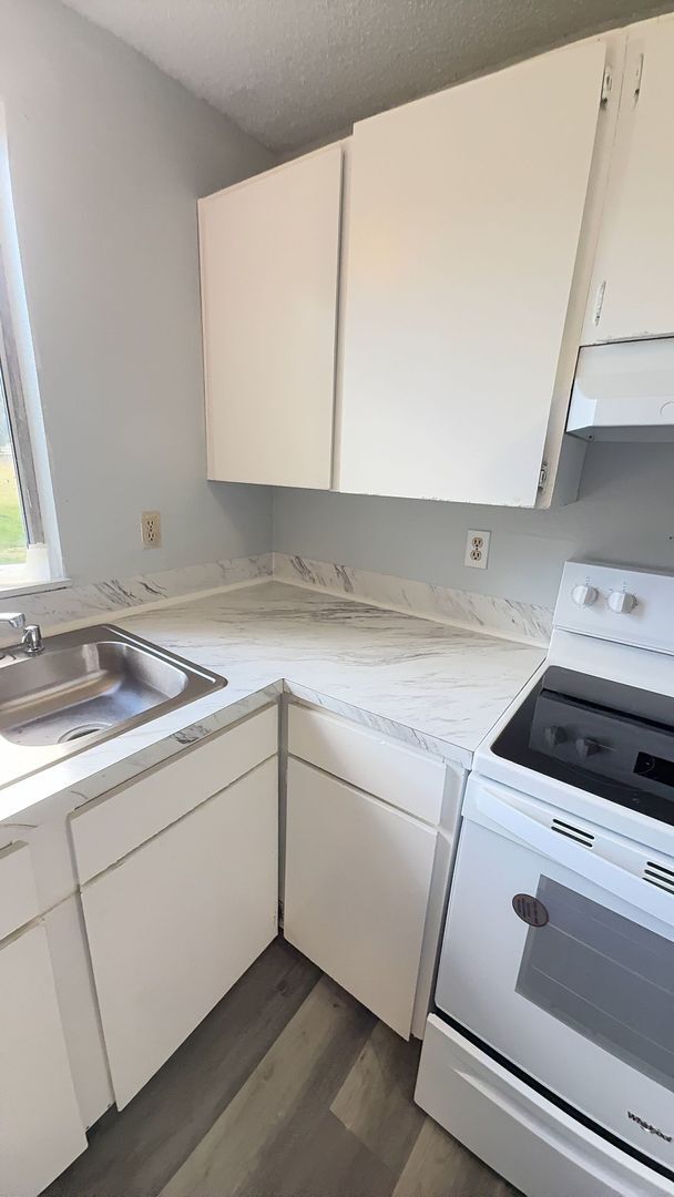 Building Photo - Ground-Level Unit in a Fourplex Near Tacoma Mall