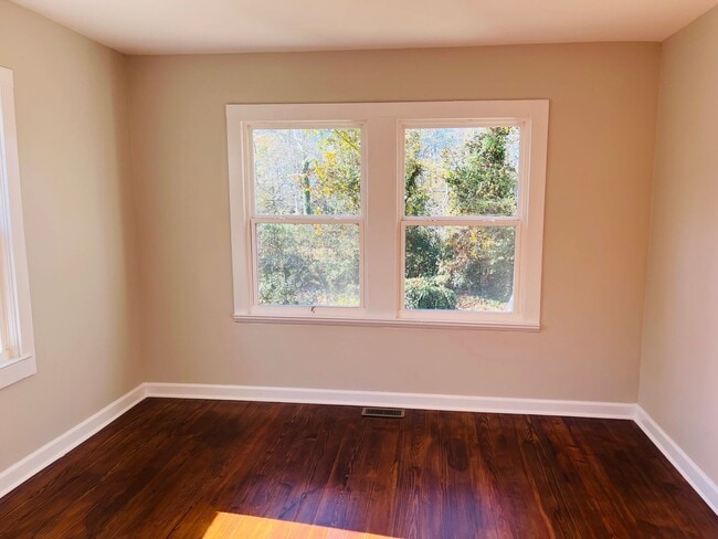 Building Photo - Wow! Renovated 3 bedroom home in Fairburn! Must See!