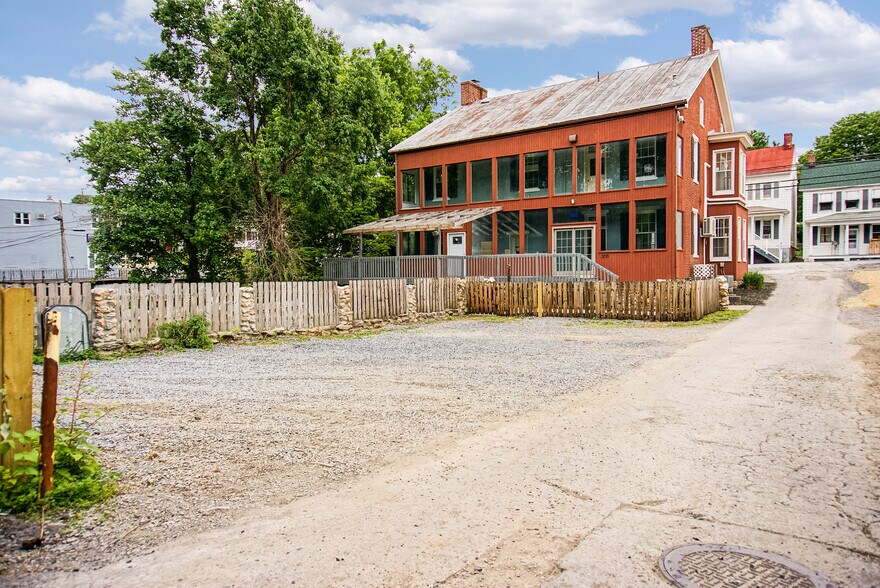 Building Photo - 308 W Main St