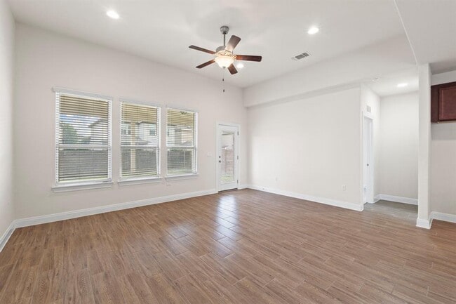 Building Photo - 14011 Hedera Dr