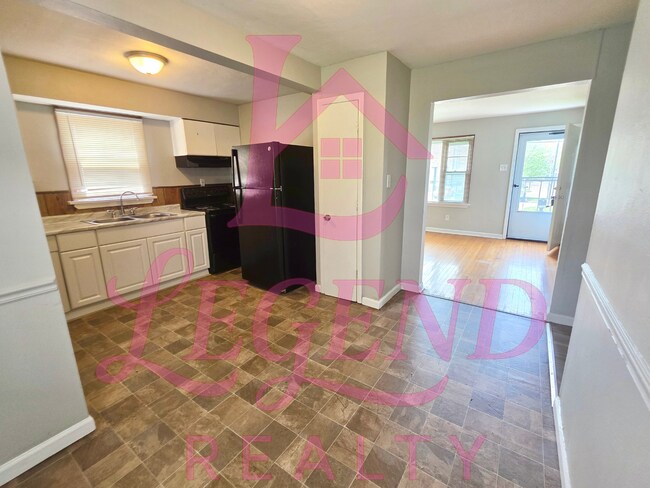 Building Photo - Charming 2-bedroom, 1-bath home with detached garage!