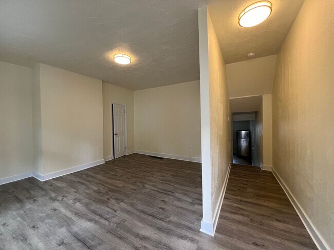 Building Photo - Updated 1BR 1 Bath house with office now available!