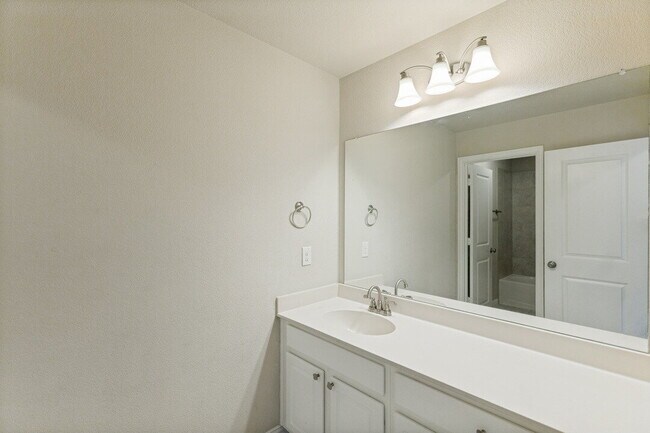 Building Photo - "Spacious 5-Bedroom Oasis with Granite Elegance and Hardwood Charm in Fort Worth!"