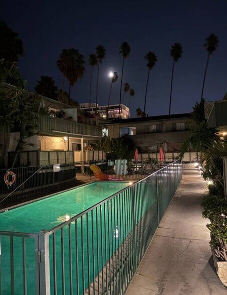 Building Photo - 7254 Hollywood Blvd