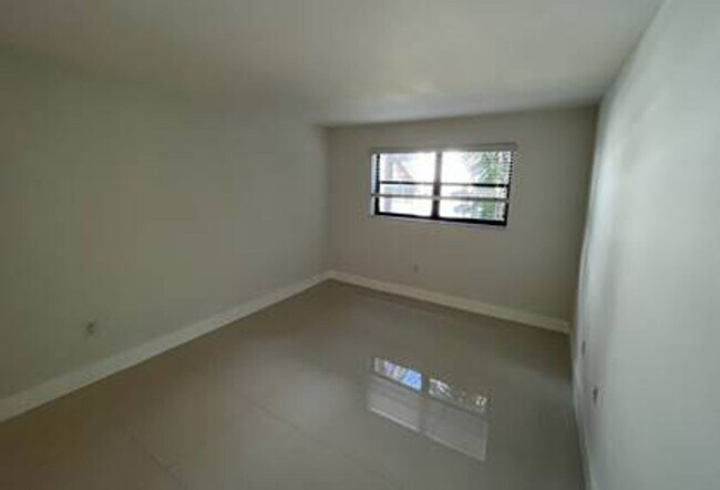 Building Photo - Location, Location, Location! 1 Bedroom/1 Bathroom in Miami Beach!