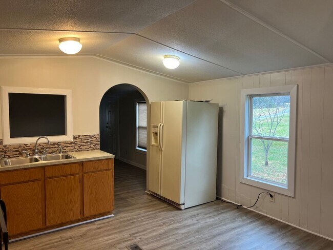 Building Photo - 2 Bed/2 Bath Home - Large Private Wooded Lot - Great Location - Large Covered Back Deck - Storage...