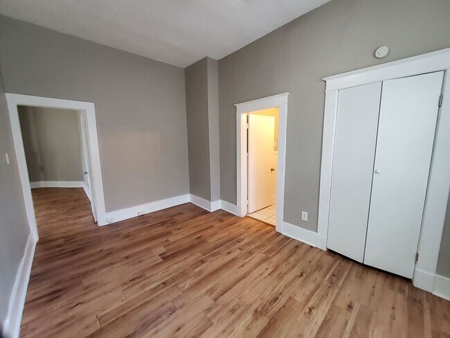 Building Photo - 925 S Cox St