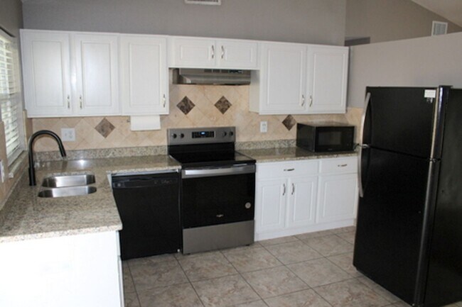 Building Photo - Beautifully Updated 2 bed 2 bath in  Seven Springs