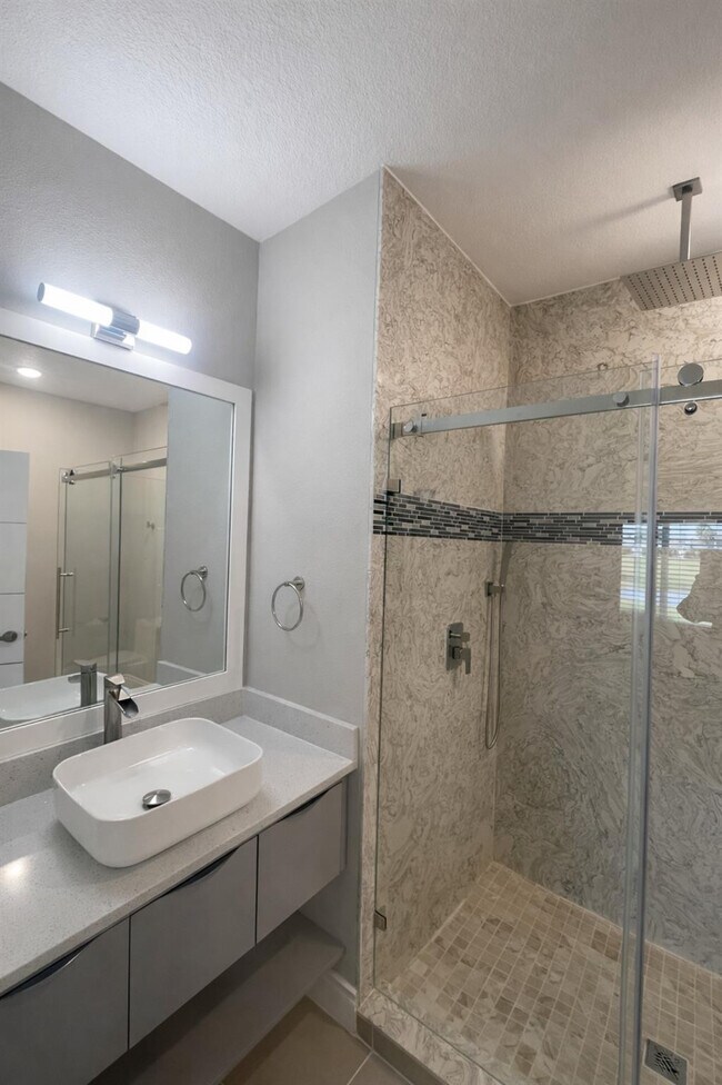 Building Photo - 2033 Greenbriar Ter