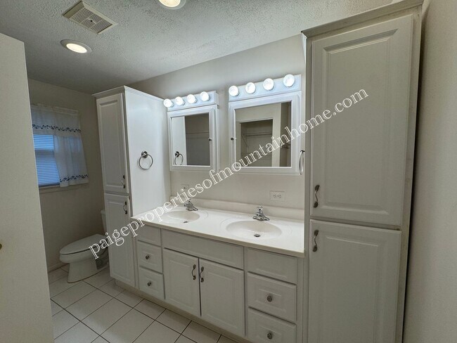 Building Photo - 3 Bedroom/2 bath home in Mountain Home