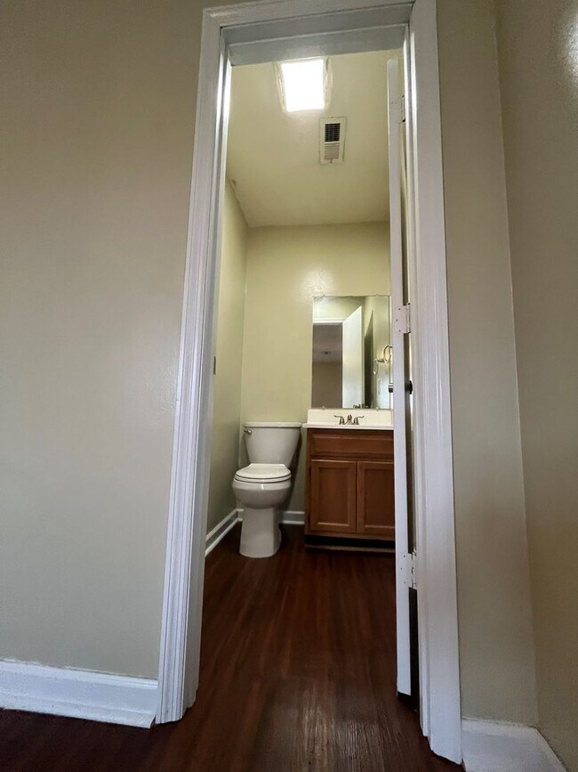 Building Photo - 3 Bedroom, 1.5 Bath in Great Location