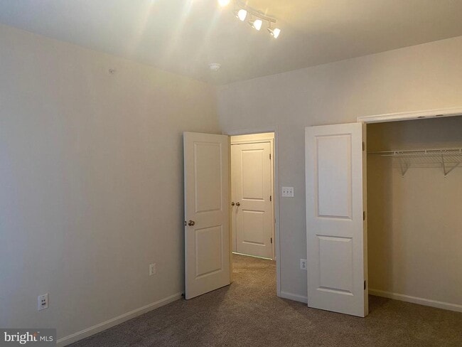 Building Photo - 8049 Crescent Park Dr
