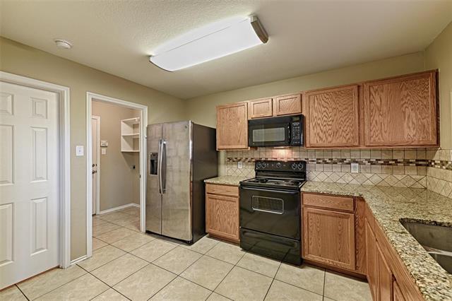 Building Photo - 9876 Fleetwood Dr