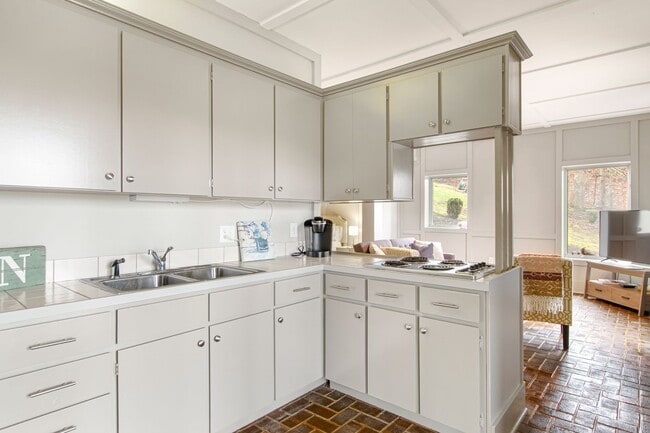 Building Photo - Rent Special! See Description! Spacious Ho...