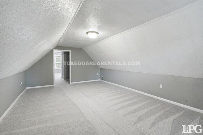 Building Photo - 365 Burger St